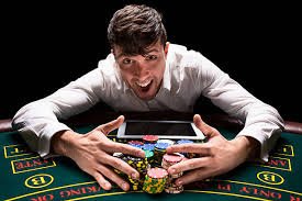 Antarmuka aplikasi mahong menampilkan menu sportsbook, live dealer, dan slot games